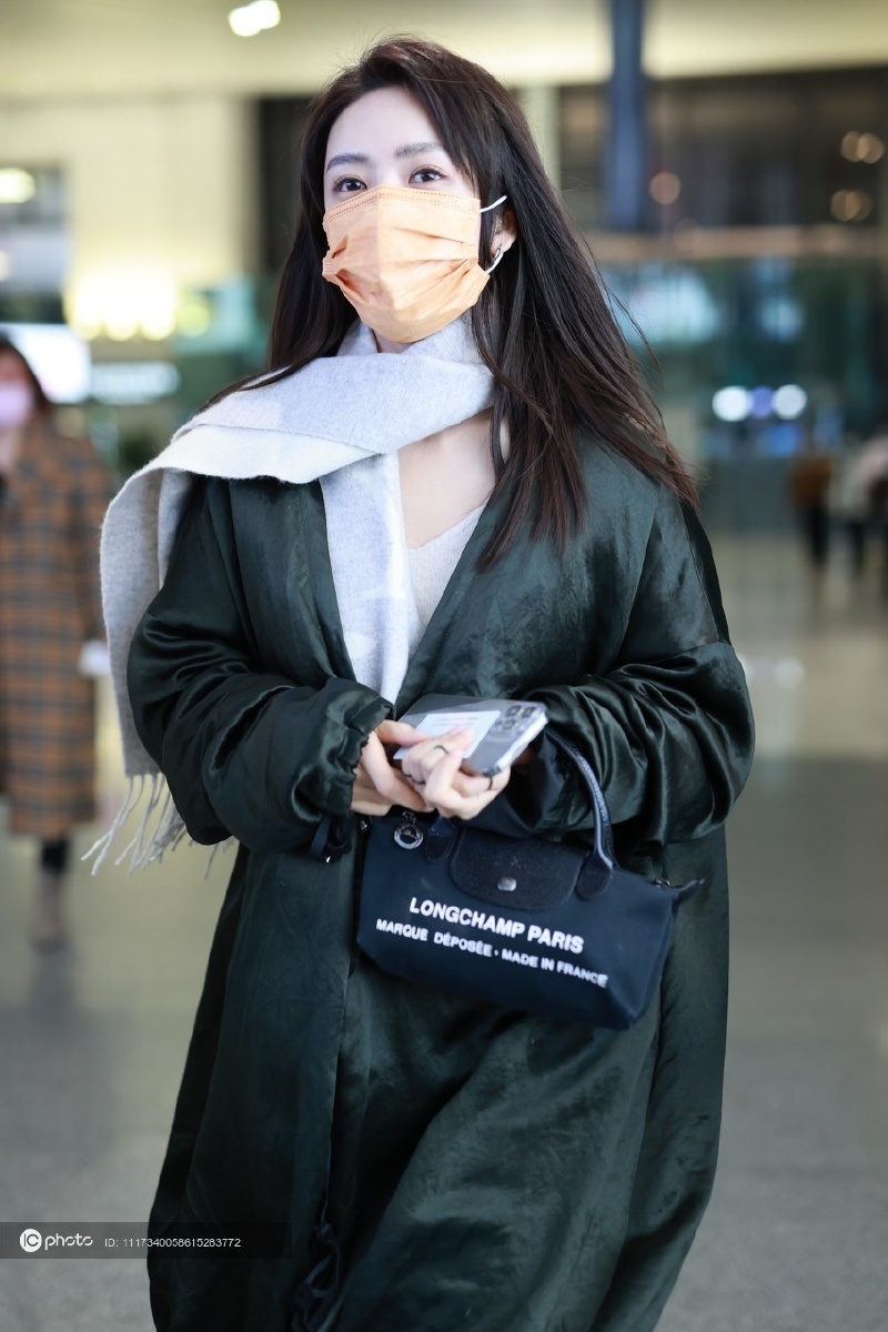 街拍蔡文静缎面棉服灰色围巾longchamp饺子包温柔雅致