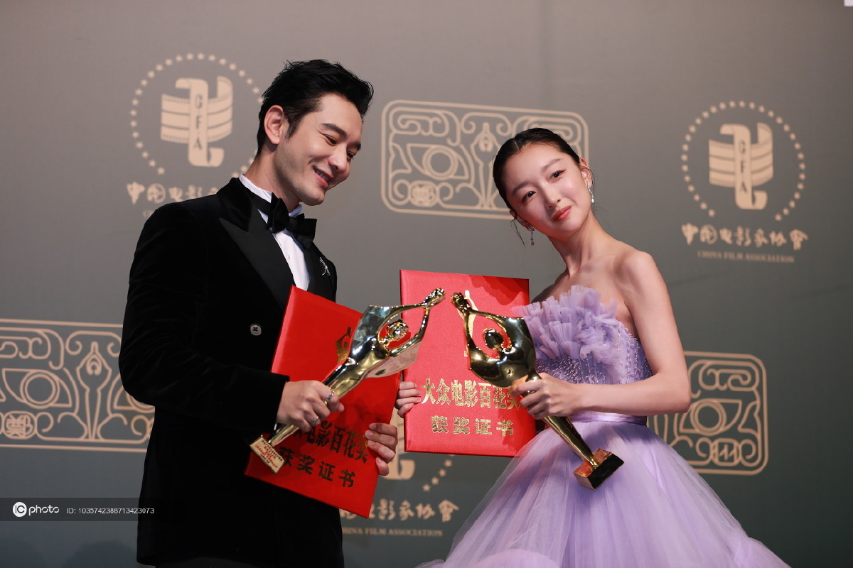 届金鸡百花电影节闭幕黄晓明周冬雨后台碰面校友彼此传递好运齐捧奖杯