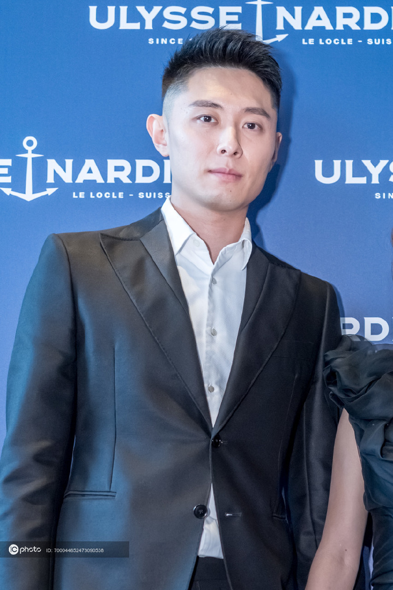 捕捉今日份甜蜜张嘉倪买超合体出席活动暗戳戳穿情侣配色神仙眷侣