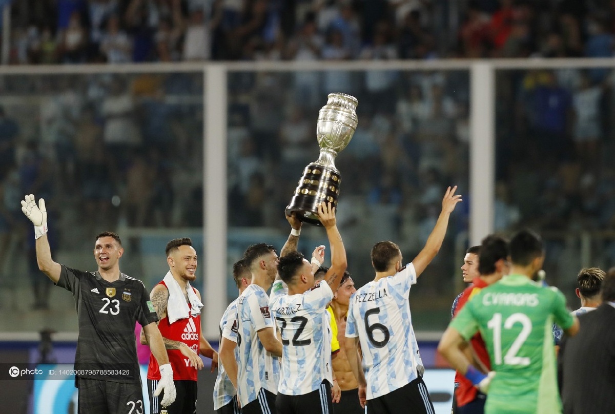阿根廷10小胜哥伦比亚赛后主场展示美洲杯冠军奖杯