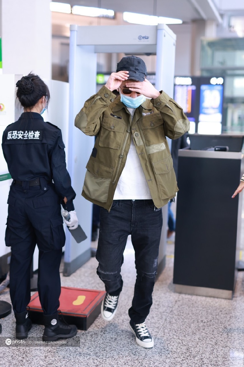 欧豪赶行程独自推行李箱穿外套打扮复古潮流