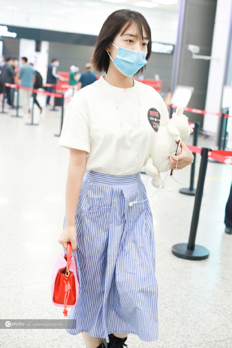 邓恩熙短发造型清纯感十足获赠玩偶人气旺