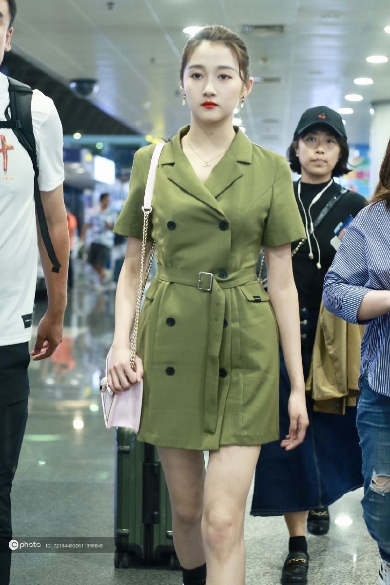 关晓彤撞衫泫雅mixxmix军绿色西装裙御姐气场