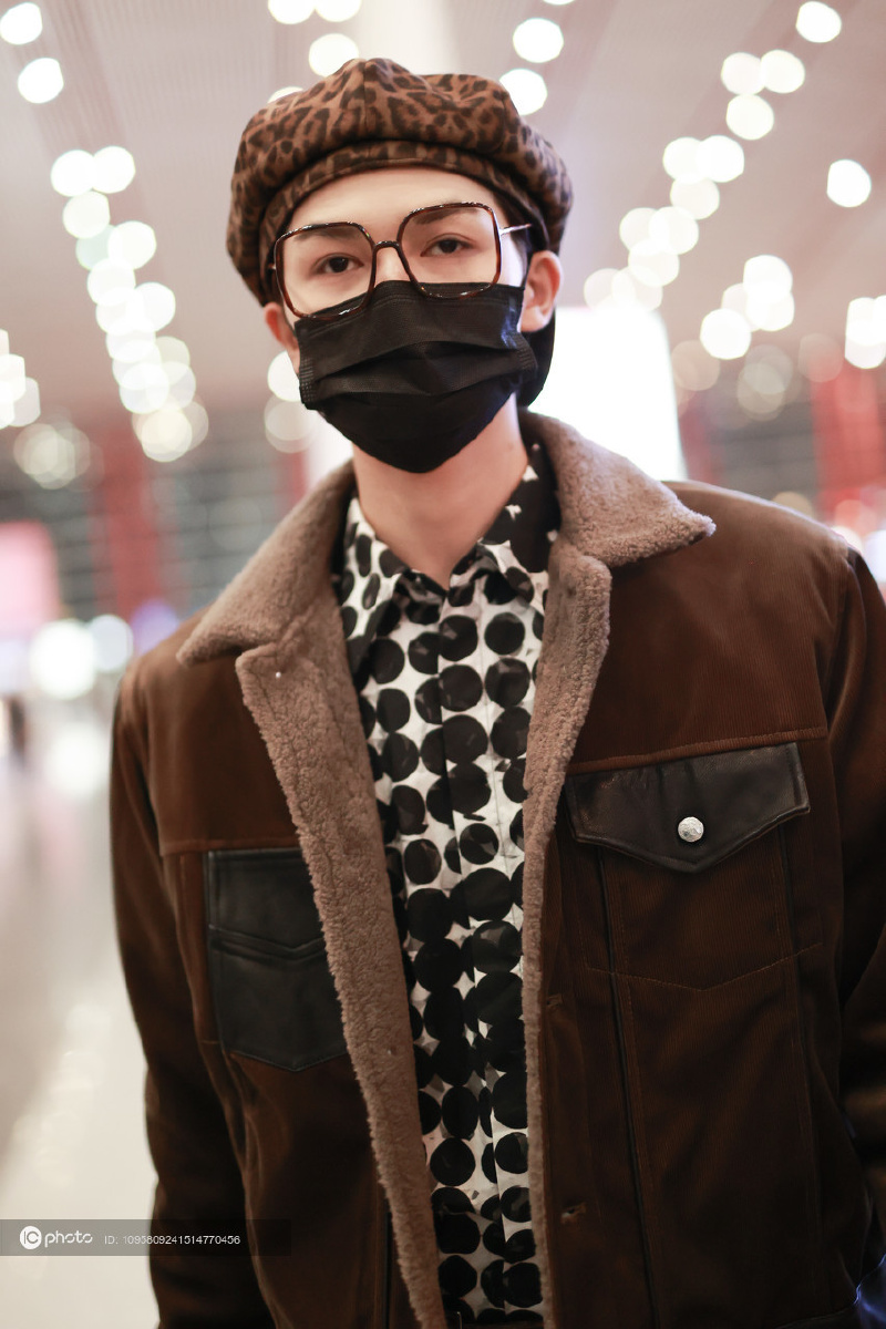 朱正廷戴贝雷帽黑框眼镜贵公子范儿满分