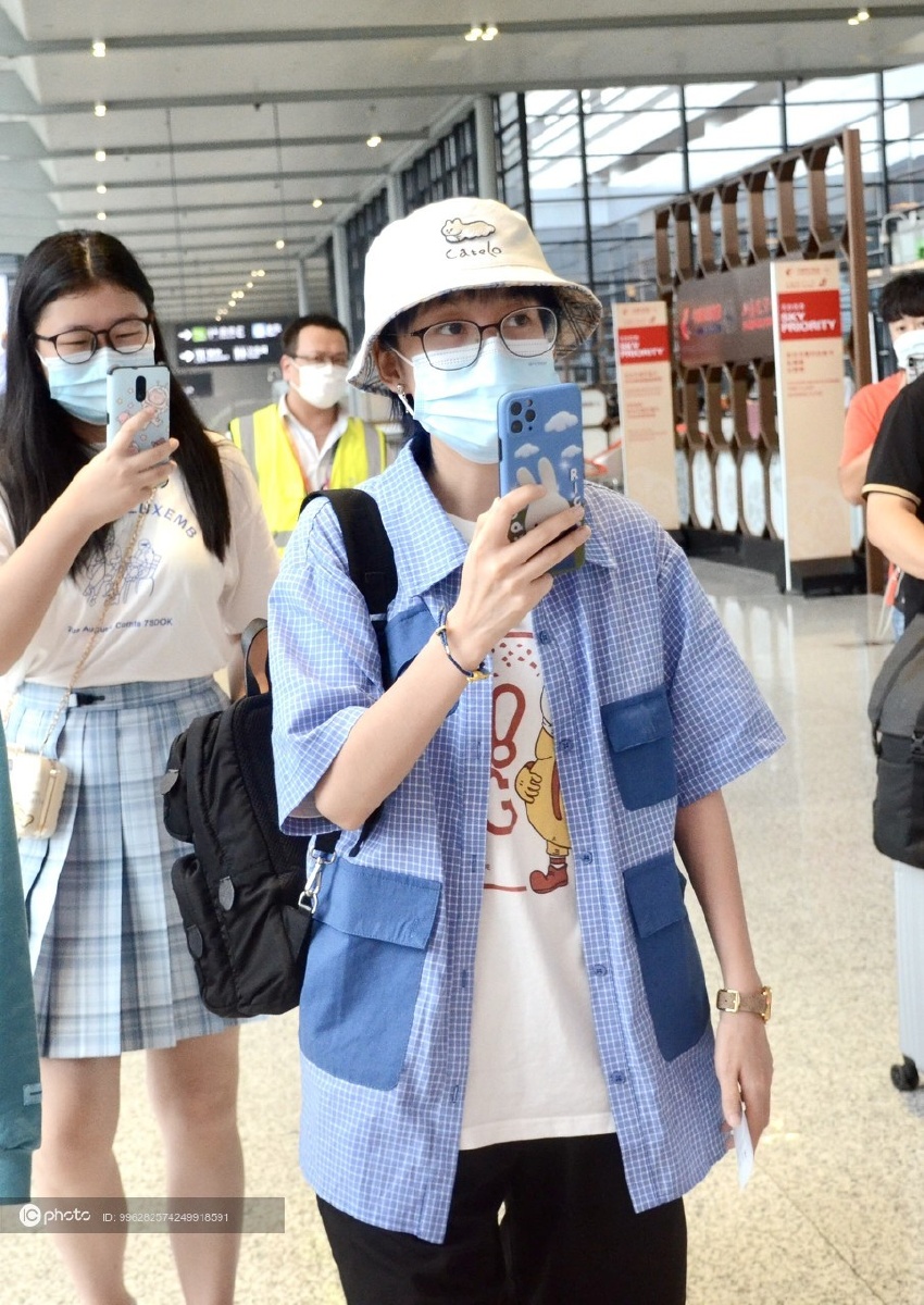 《创造营2020》选手"爆胎草莓粥"张馨文与搭档抖音网红锅盖现身上海