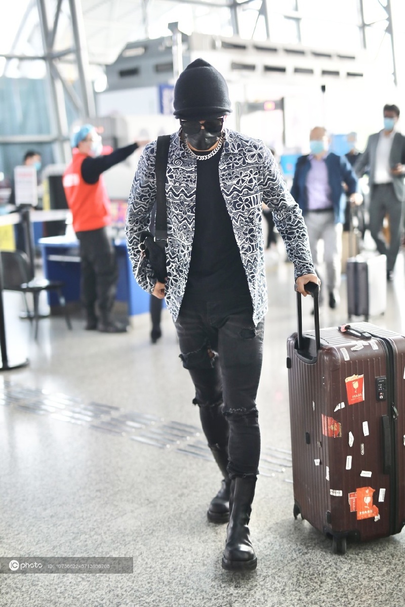 街拍韩东君印花夹克牛仔裤冷帽酷劲十足