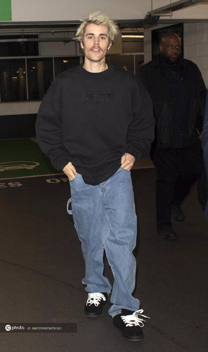 街拍:贾斯汀-比伯黑色卫衣 牛仔老爹裤  随性不羁