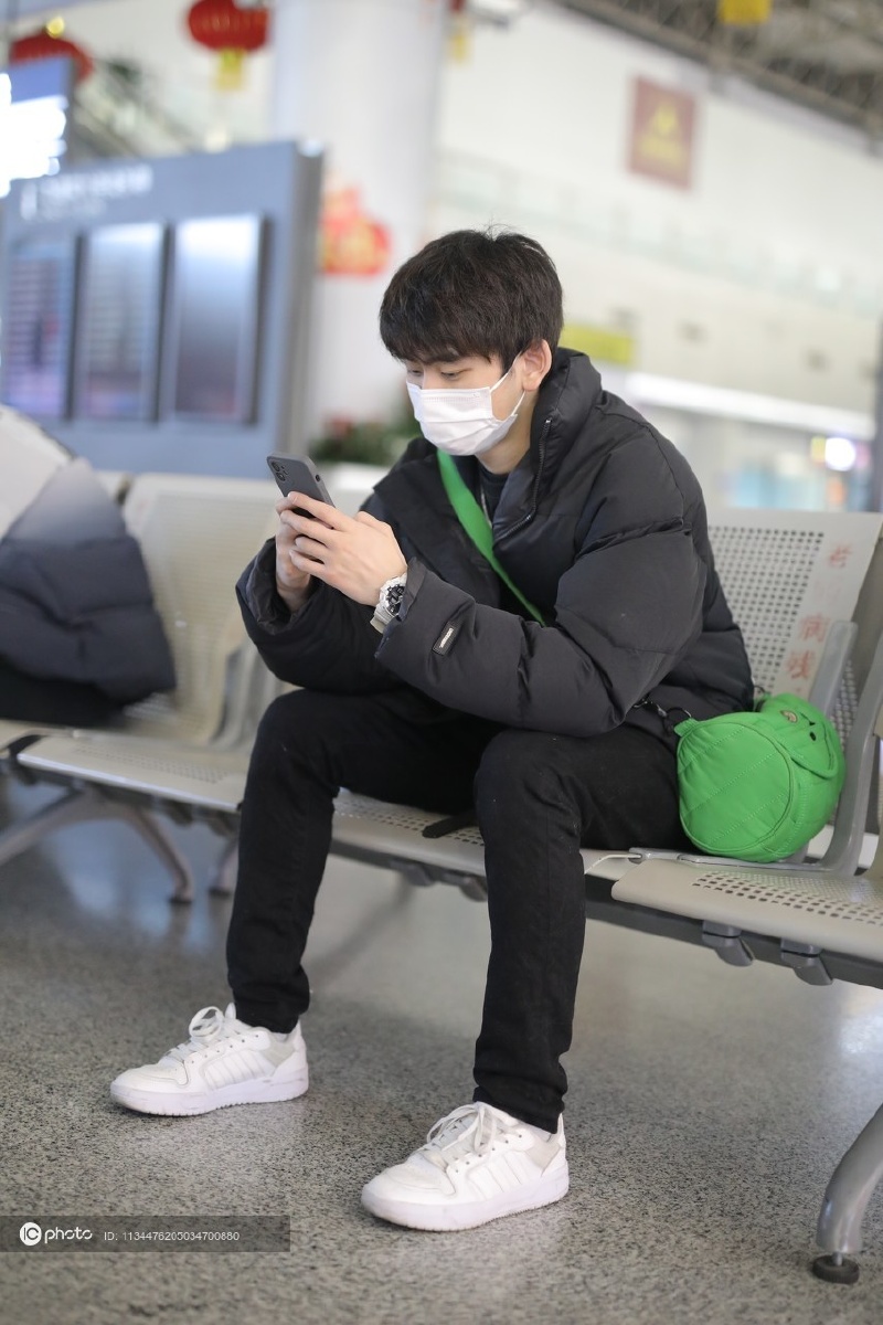 街拍马昊文黑衣黑裤小白鞋斜挎绿色小包低调又有型