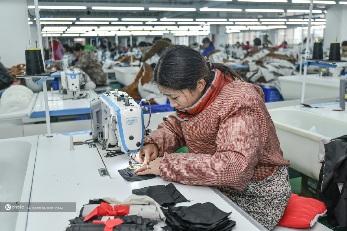 独家:挣钱顾家两不误 河南光山羽绒服装制造基地助力脱贫攻坚