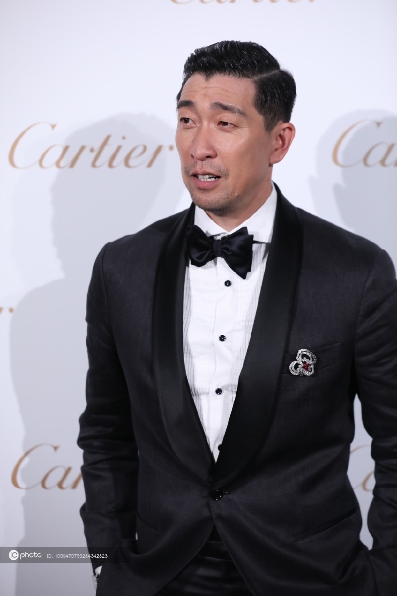 王千源亮相卡地亚活动表情滑稽可爱完全没包袱