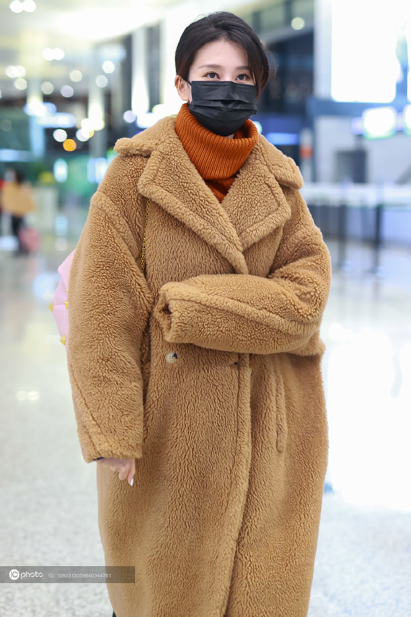 街拍乔欣maxmara泰迪大衣砖红色高领毛衣格纹阔腿裤尖头鞋温暖大气