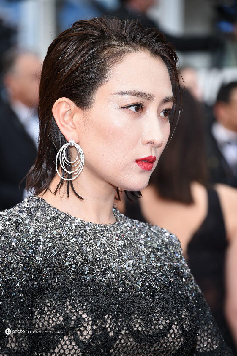 马苏出席喜欢轻吻快跑戛纳首映礼georgeshobeika渐变蕾丝长裙神秘气质