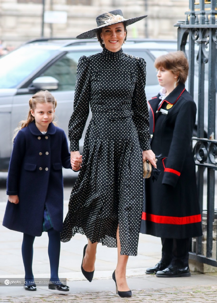 凯特王妃黑白色波点连衣裙礼帽尖头高跟鞋典雅女人