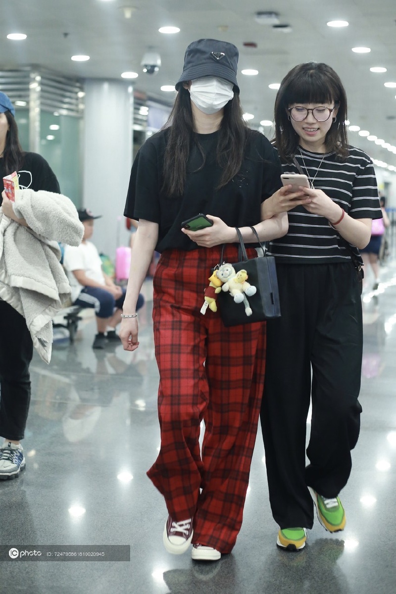 街拍:欧阳娜娜burberry黑tee mo&co.红色格纹裤 红色帆布鞋时髦潮范