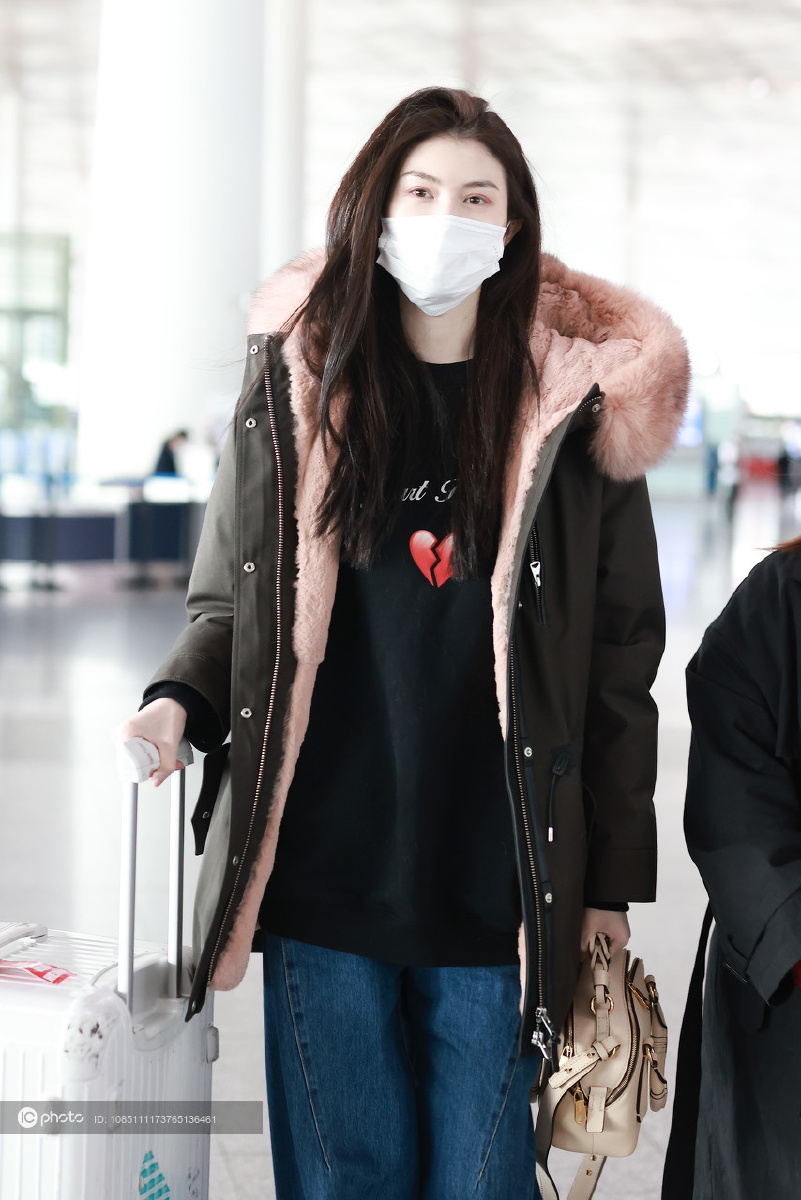 街拍何穗毛毛领派克大衣卡通印花卫衣阔腿牛仔裤白色运动鞋休闲随性