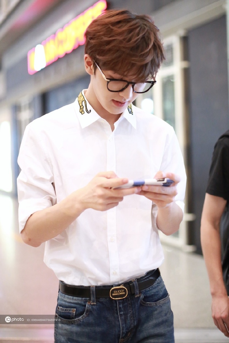 朱正廷黑框眼镜现身斯文儒雅白衬衫牛仔裤梦幻校草风