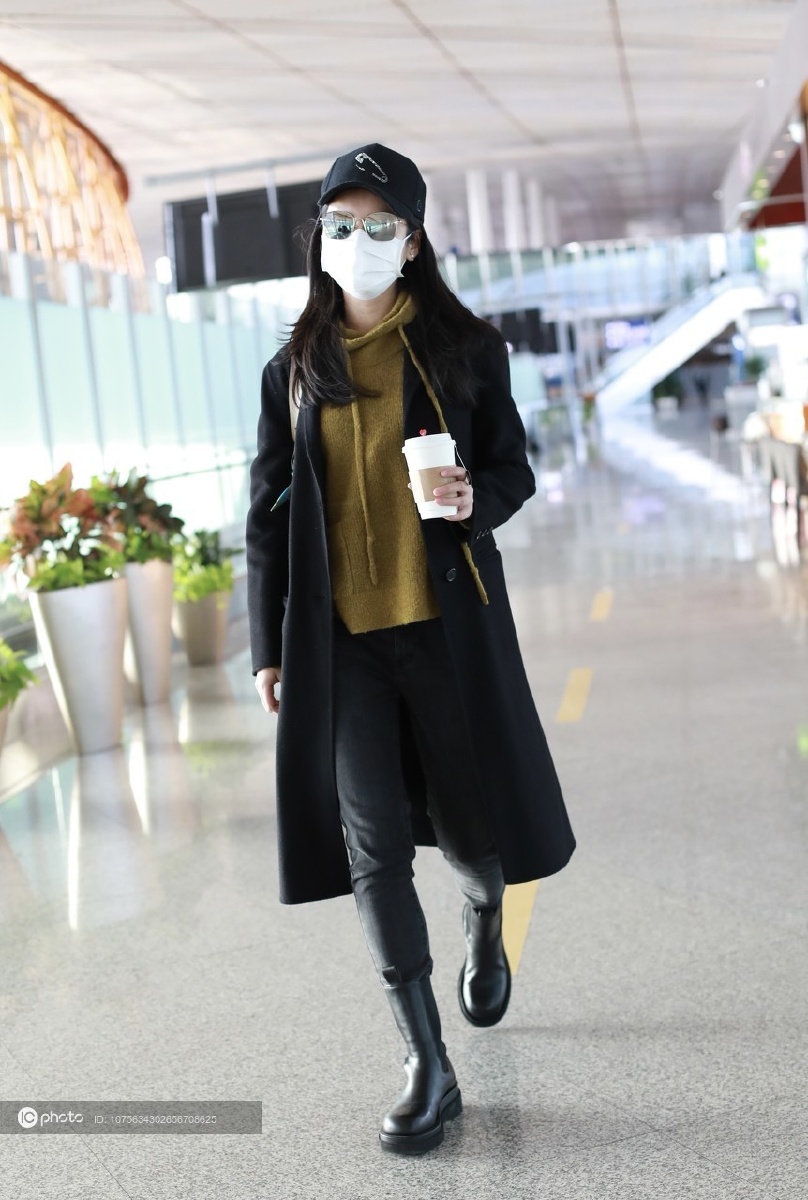 街拍吕一黑色大衣军绿色卫衣hermeslindy手袋简约优雅