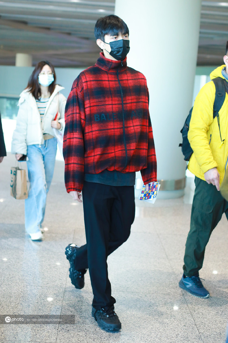 街拍陈飞宇红色格纹外套黑色西装裤运动鞋青春活力