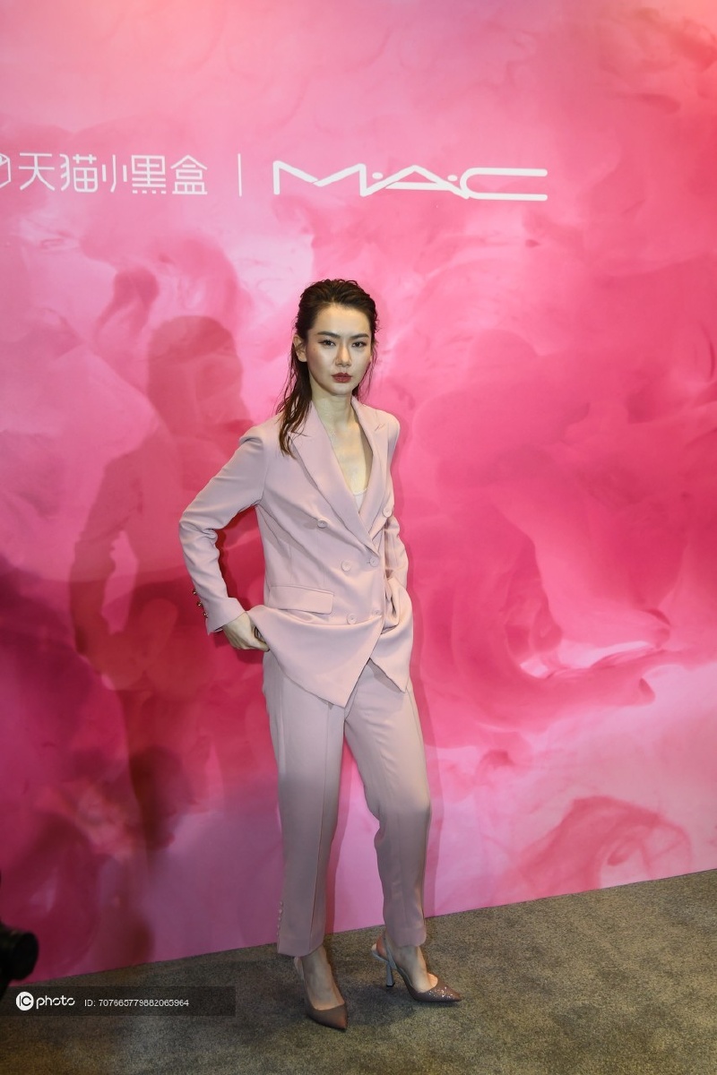 戚薇一袭粉色西装干练现身一头湿发格外撩人