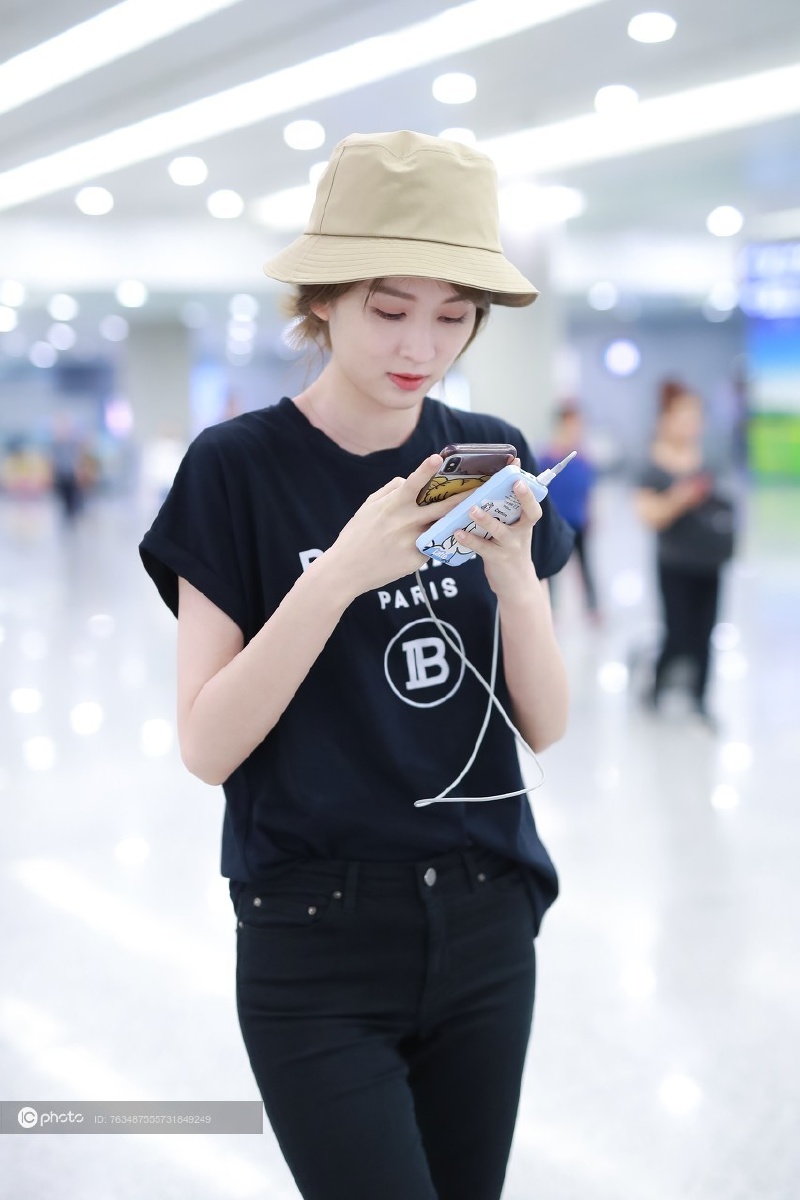 街拍乔欣balmain黑tee牛仔九分裤穆勒鞋渔夫帽清爽chic