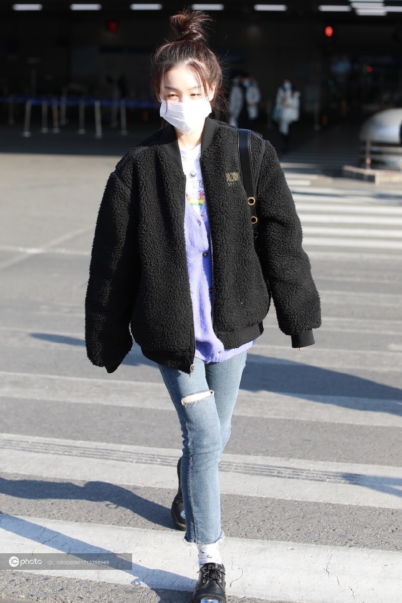 街拍徐梦洁黑色摇粒绒外套破洞仔裤个性十足