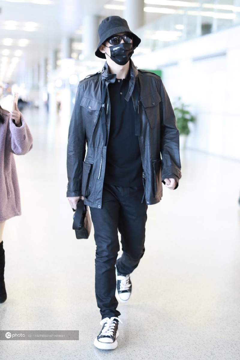 街拍黄景瑜黑色皮衣渔夫帽帆布鞋全黑look