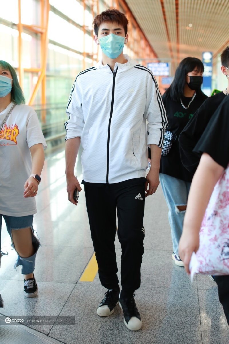 任豪穿运动服打扮帅气短发造型干净利落