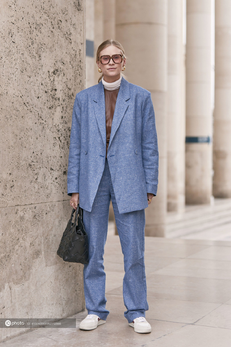 玛莎亨特撞衫时尚博主beatricegutu蓝色toteme廓形亚麻西装帅气时髦