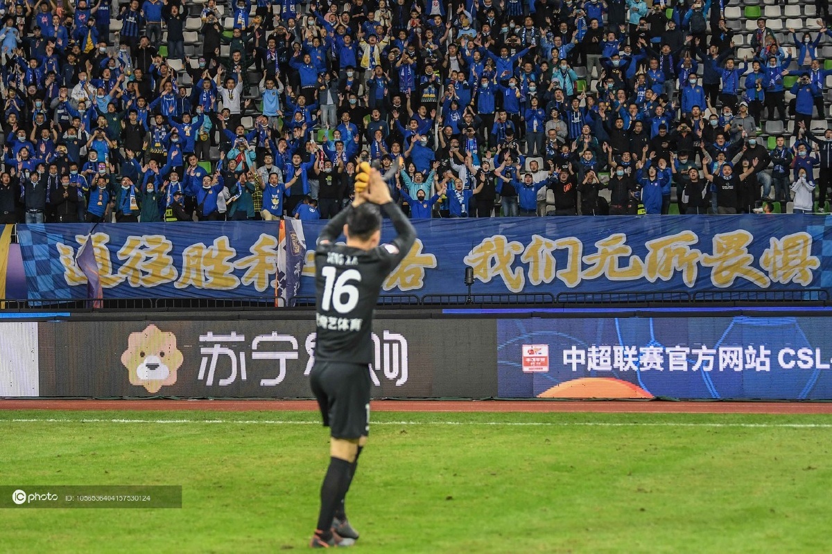 2020中超联赛第16轮江苏苏宁易购vs重庆当代邓小飞赛后致谢苏宁球迷