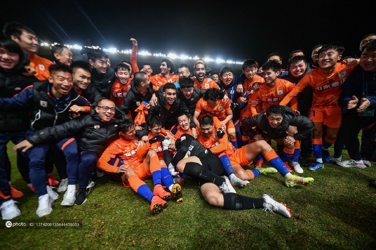 山东泰山提前3轮夺得中超冠军全队赛后合影留念