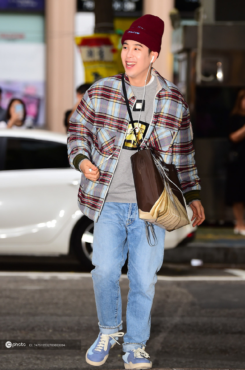 街拍表志勋格纹衬衫牛仔裤acnestudios斜挎包时尚潮男