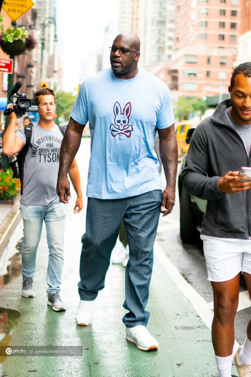 奥尼尔现身智能汽车试驾活动 大鲨鱼"塞"进车里实属不易