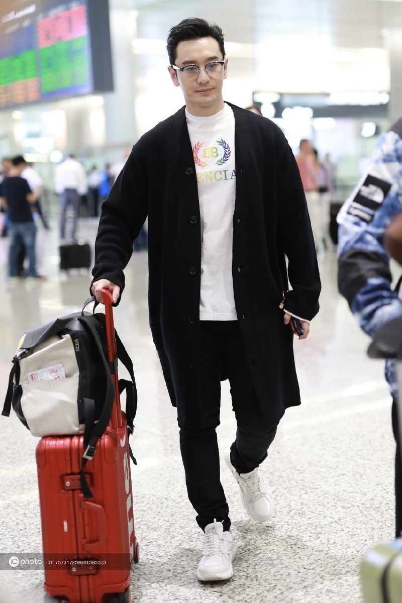 街拍黄晓明黑色针织开衫balenciaga字母tee拼色大包包帅气有型