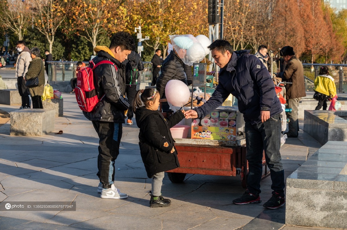 独家:街头小女孩买棉花糖 - ic_photo - 图虫