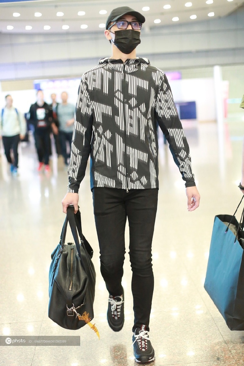 街拍许魏洲黑色上海字母卫衣运动鞋棒球帽潮范十足