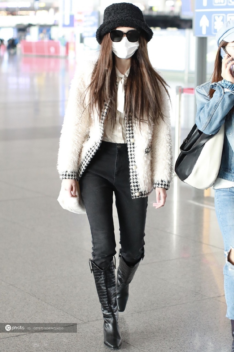 街拍:nene郑乃馨白色毛毛外套 牛仔裤 长靴 渔夫帽