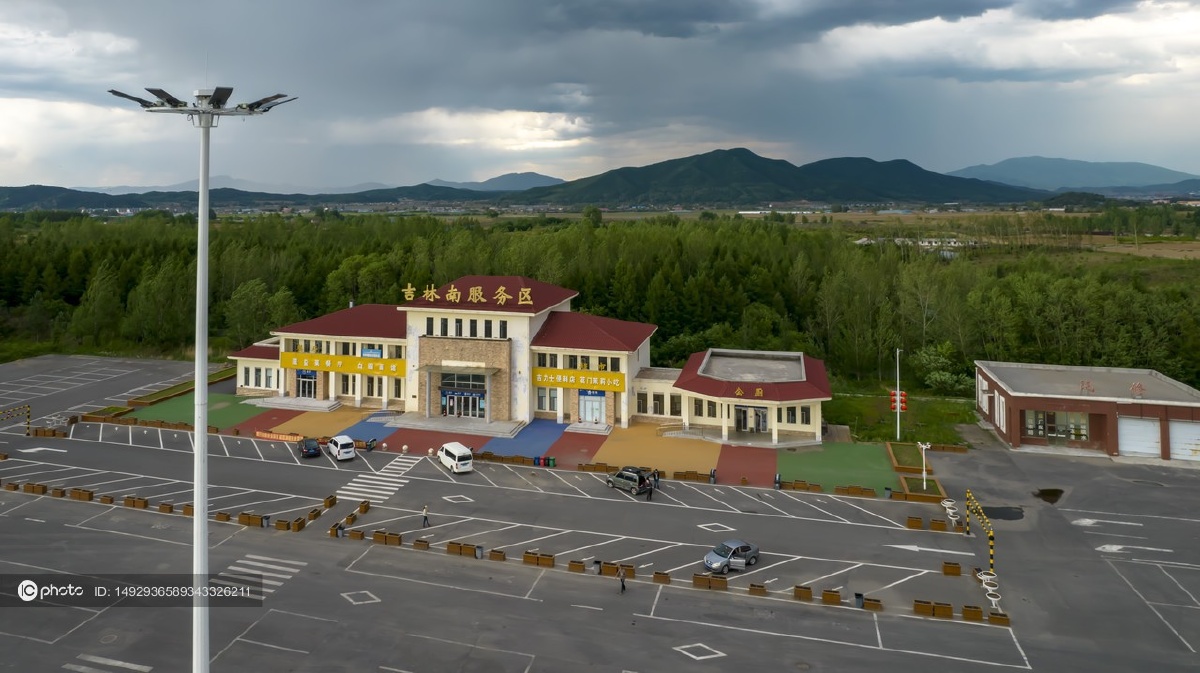 独家:无人机航拍沈吉高速的吉林南服务区 - ic_photo - 图虫