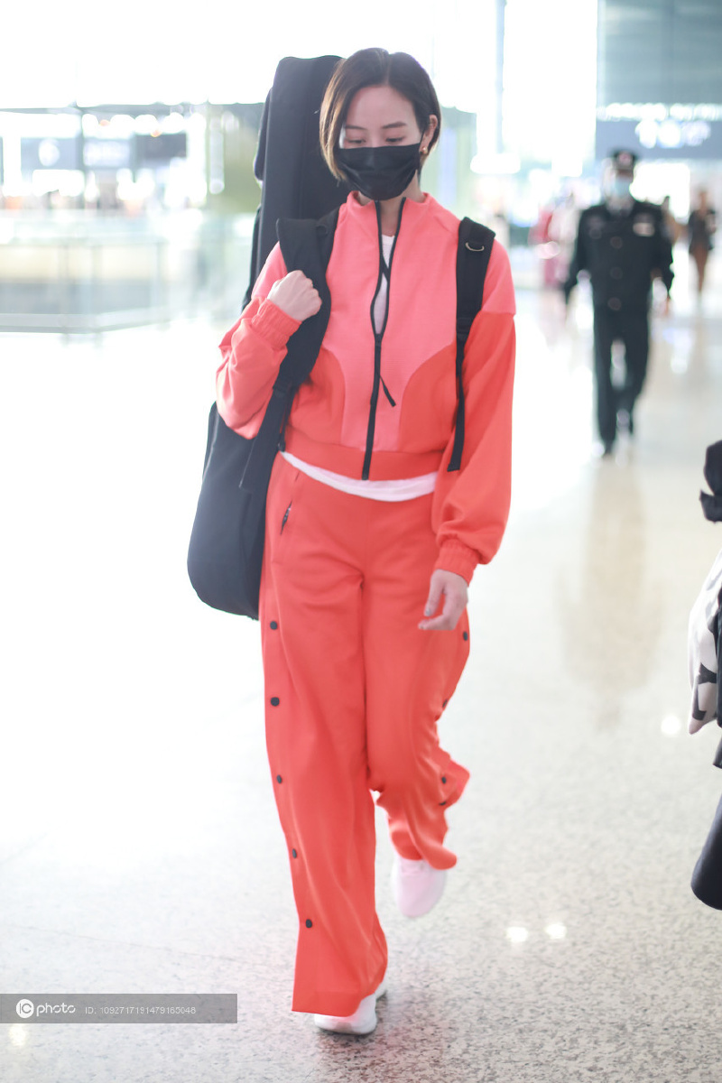 街拍:张钧甯橘色运动服套装 白色运动鞋亮眼吸睛