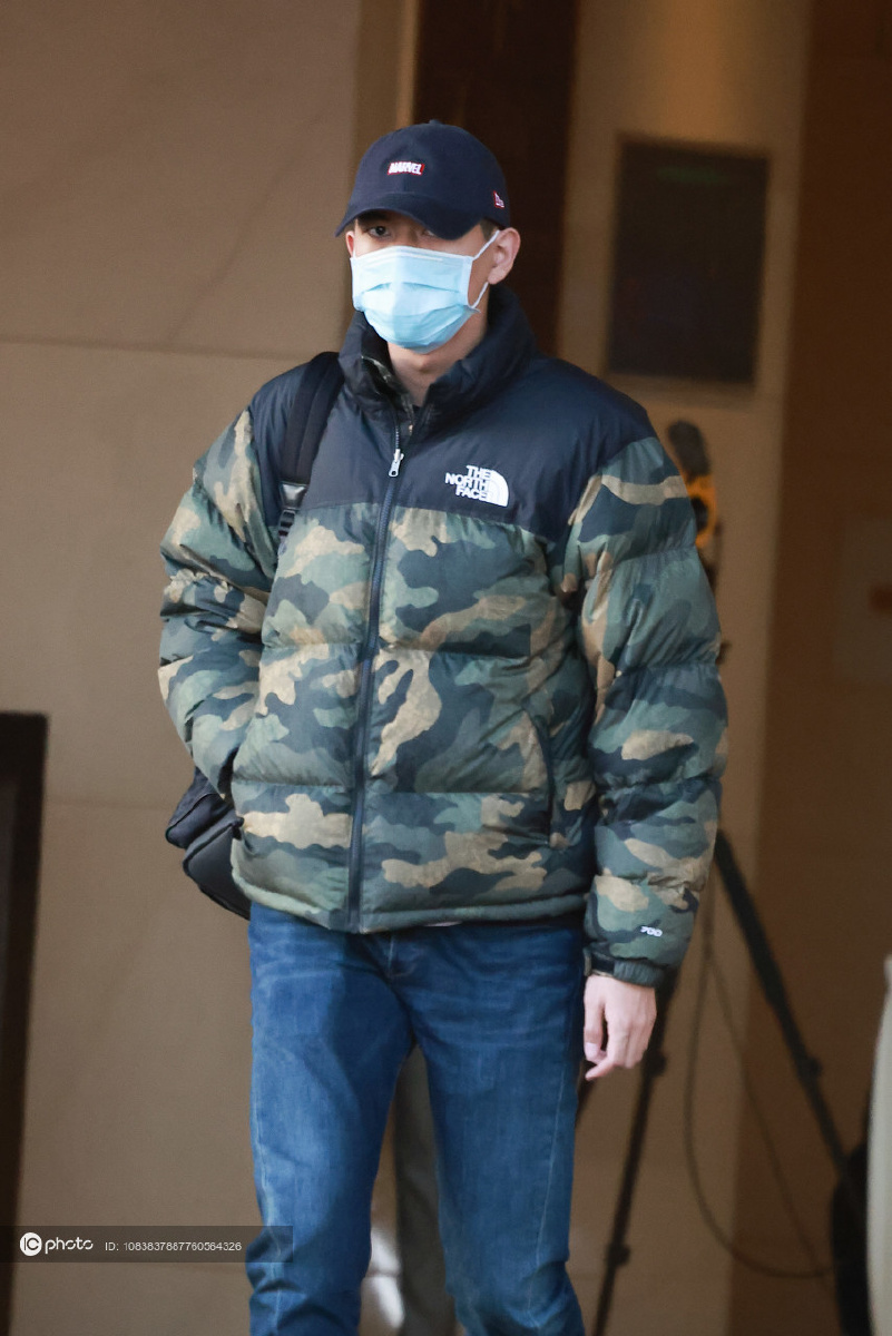 街拍:李现the north face迷彩羽绒服 牛仔裤帅气休闲