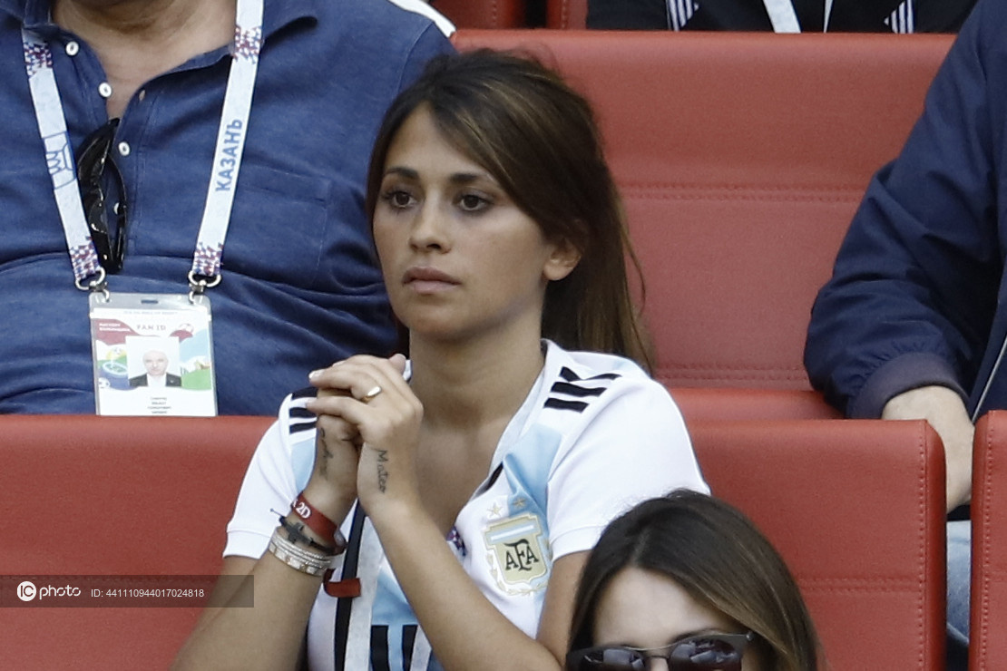 这是真爱 梅西妻子安东内拉观战眼神里满是担忧