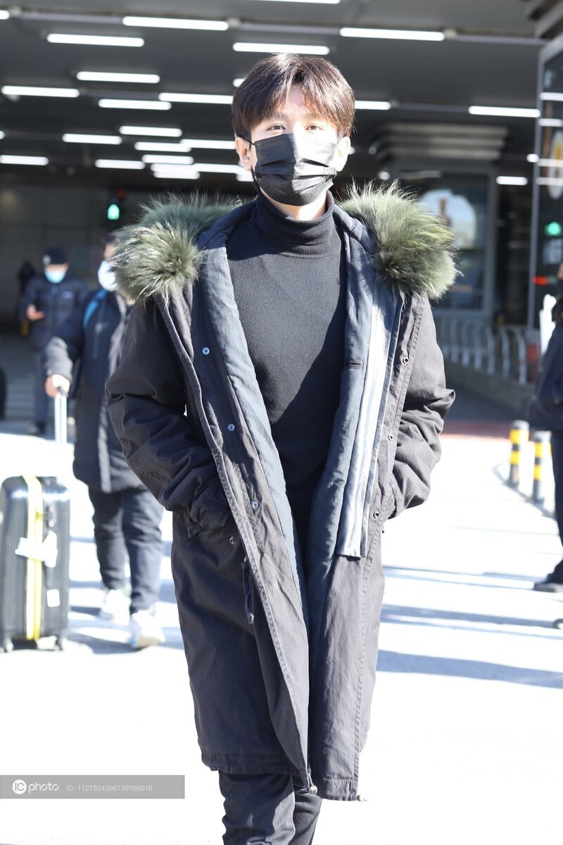 街拍成毅黑色派克大衣高领毛衣成熟帅气