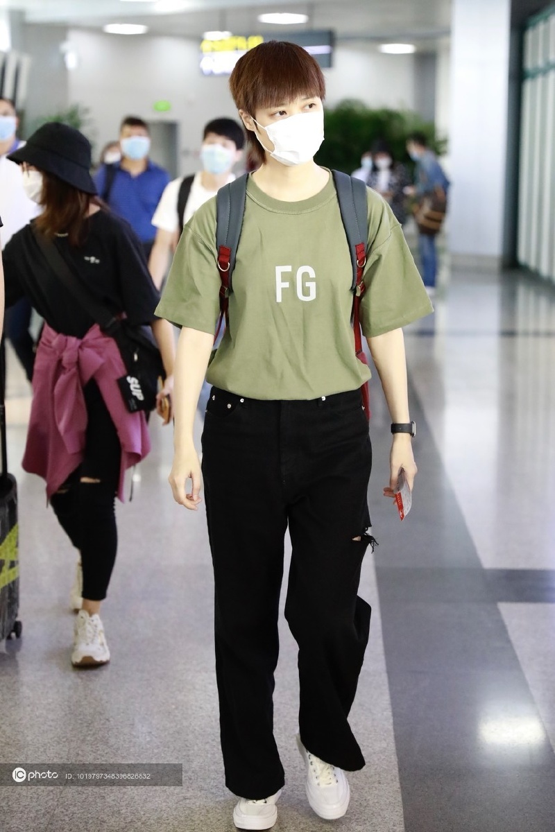 街拍李宇春字母印花t恤黑色破洞牛仔裤小白鞋酷感帅气