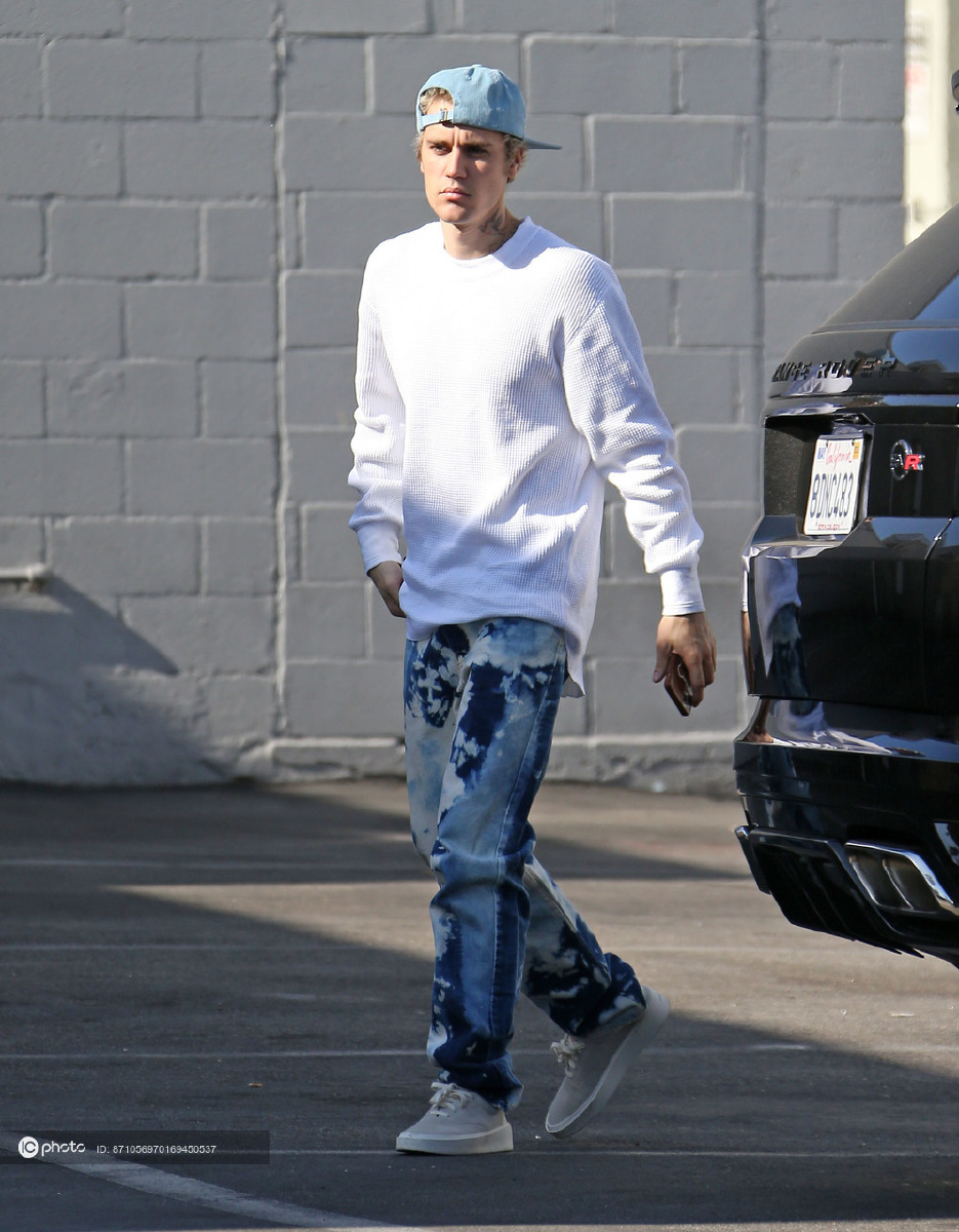 街拍贾斯汀比伯蓝色棒球帽白色卫衣清爽帅气