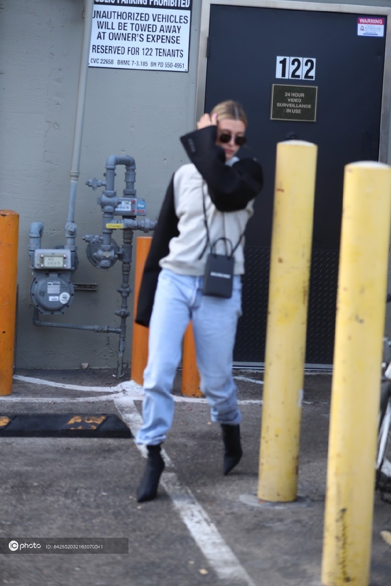 街拍海莉比伯灰色卫衣牛仔裤balenciaga手袋简约休闲