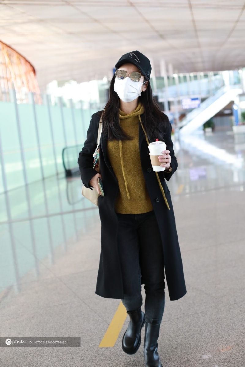 街拍吕一黑色大衣军绿色卫衣hermeslindy手袋简约优雅