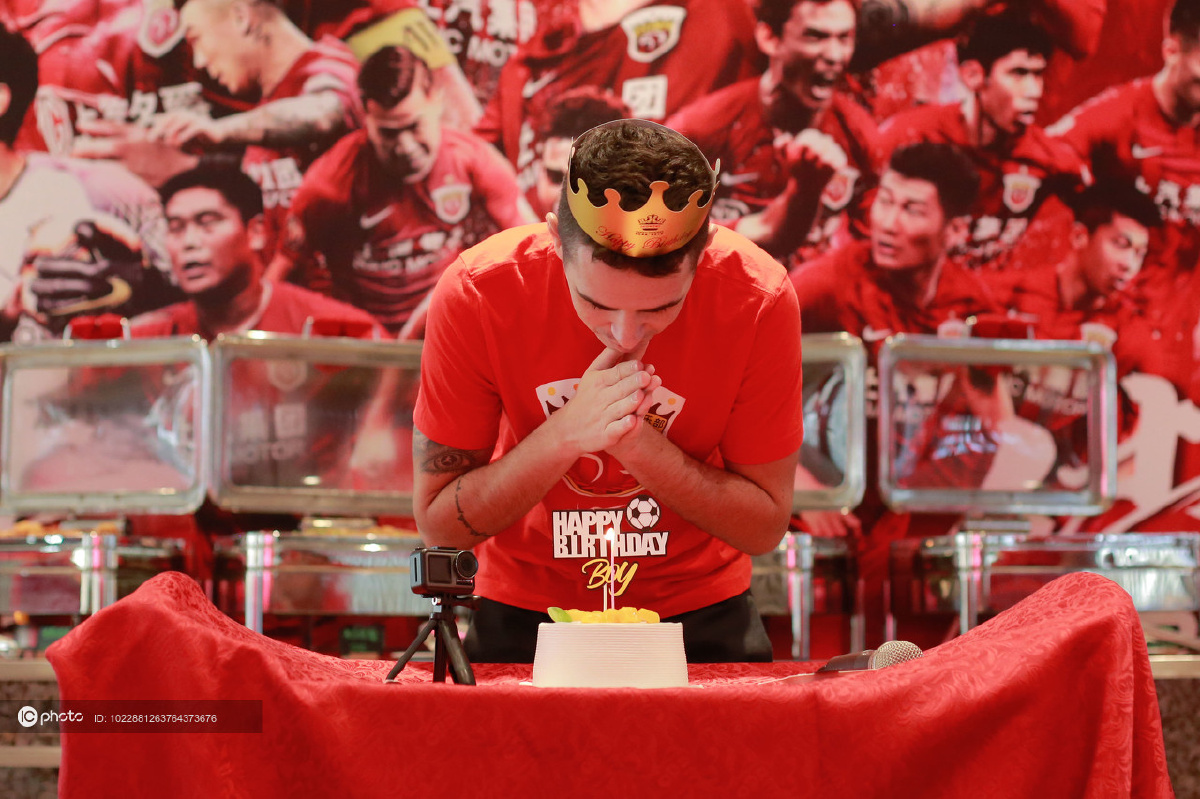 独家上海上港为奥斯卡庆祝29岁生日寿星惨遭蛋糕糊脸