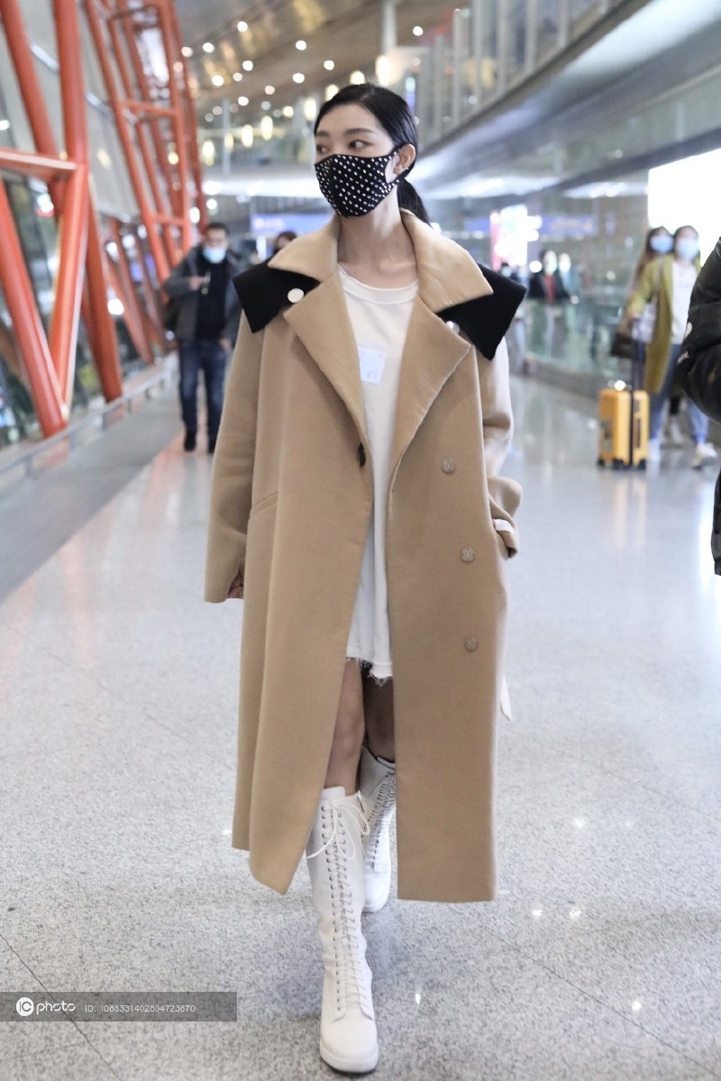 街拍李紫婷冬季露腿穿驼色呢大衣搭配白色系带中靴