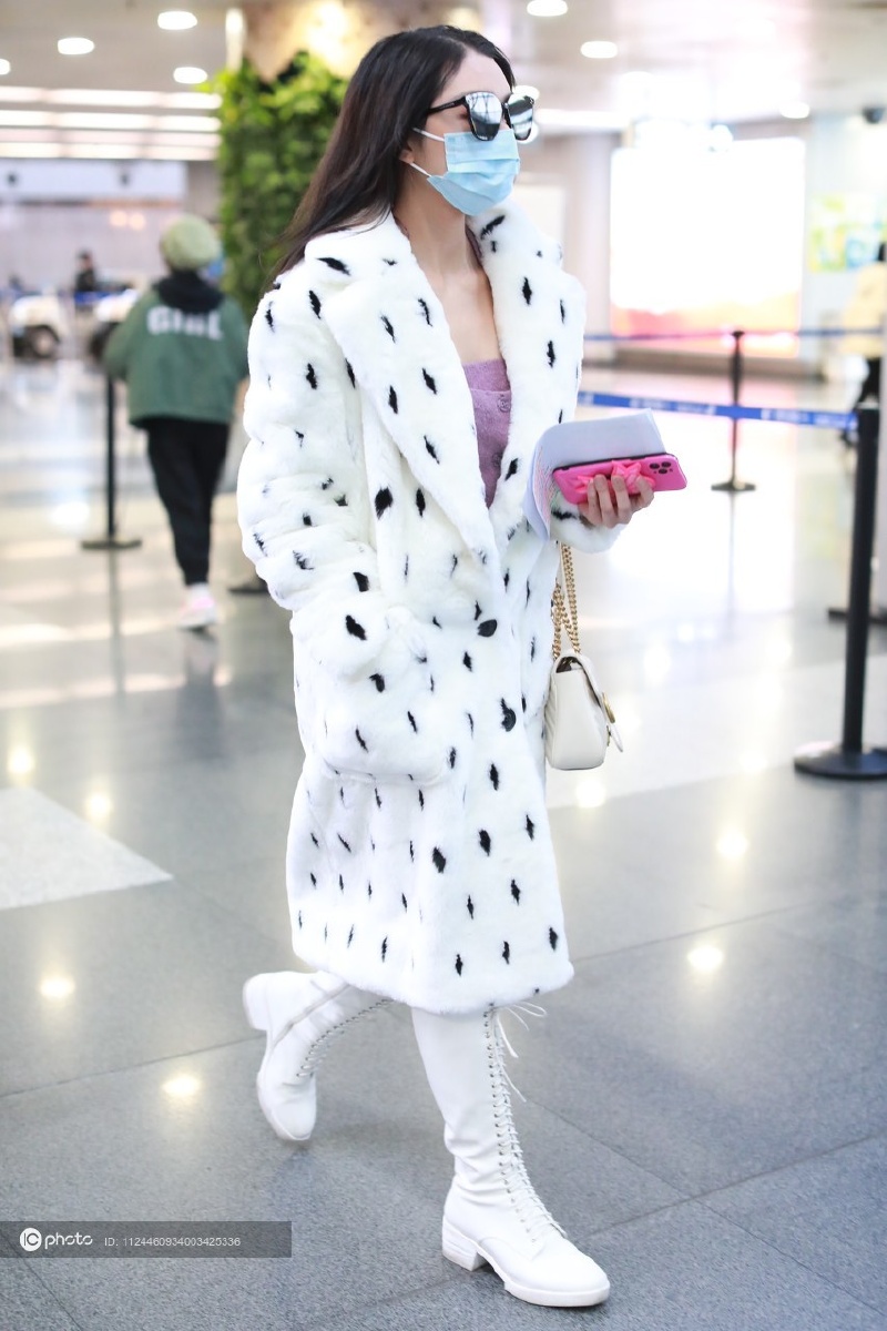 街拍:李紫婷奶牛纹皮草外套 白色系带长靴 gucci包包高贵女人