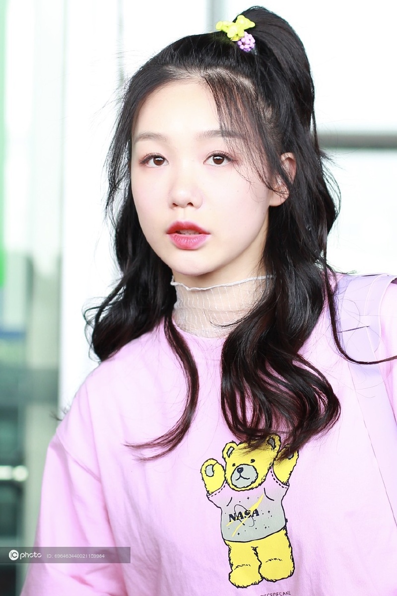 火箭少女101徐梦洁现身机场现场维护秩序 开怀大笑是小太阳