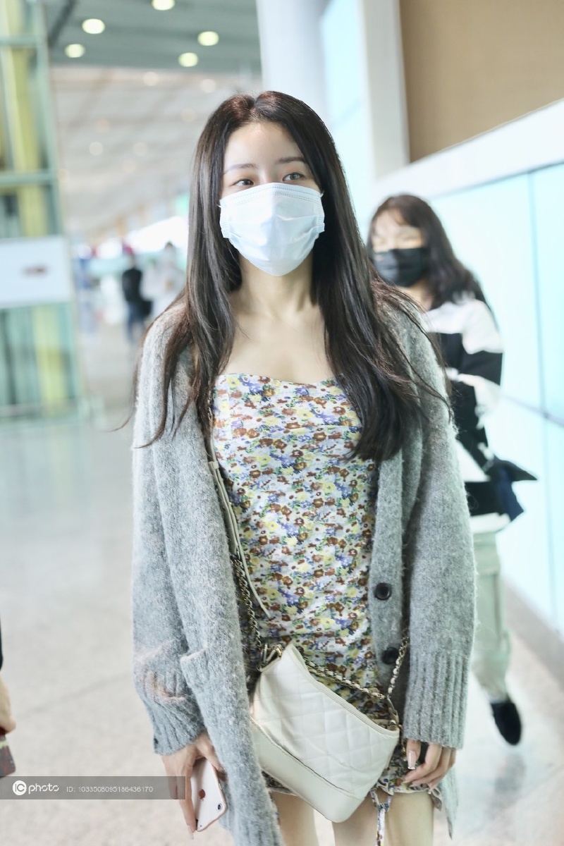 喻言一袭碎花裙紧裹玲珑躯体前凸后翘身材性感